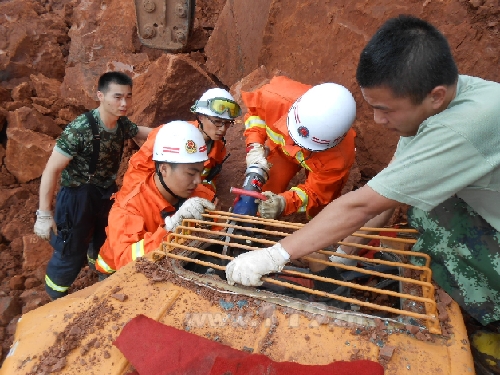 山體滑坡巨石壓司機 株洲縣消防緊急救出被困者