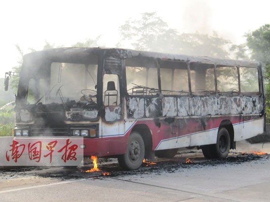 大巴行駛中自燃 消防大隊(duì)官兵趕到數(shù)分鐘撲滅大火