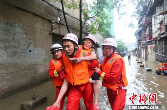 圖為消防官兵在漢陽(yáng)馬滄湖小區(qū)營(yíng)救一名被困老人。李國(guó)柱攝