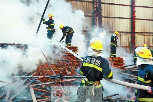 河南一鬧市工地發(fā)生火災(zāi) 5輛汽車被燒(圖)