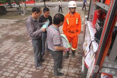 消防官兵向過(guò)往群眾講解消防知識(shí)