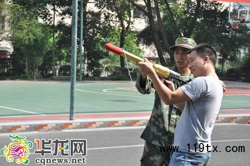 消防戰(zhàn)士在指導(dǎo)觀摩的老師如何正確使用消防救援器材