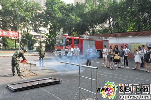 消防官兵為老師們進行業(yè)務(wù)技能項目展示