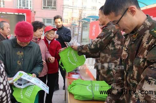 消防官兵為民眾發(fā)放消防手提袋