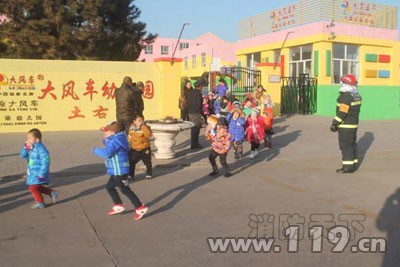 幼兒園小朋友體驗火災逃生