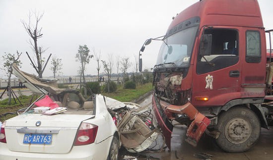 福建泉州發(fā)生貨車與小車相撞事故 致四人身亡